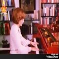 عکس نوازندگی پیانوی شهبانو فرح پهلوی در حضور محمدرضا شاه پهلوی