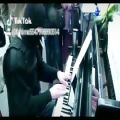 عکس پلیس اکراینی در حال پیانو نوازی در حمایت از مردم