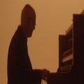 عکس موزیک ویدیوی عروج با پیانوی لودویکو اناودی