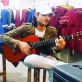 عکس اجرای زنده ی آهنگ (آوازِ) (آمو) توسط آرش دلفان