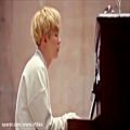 عکس موزیک ویدیو FIRST LOVEاز شوگا که درباره ی پیانوی بچگیشه زیرنویس فارسی