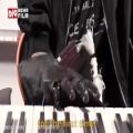 عکس نوازنده معلول با دست مصنوعی پیانو می زند| گالری پیانو نوا