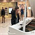 عکس اجرای پیانو در مرکز خرید
