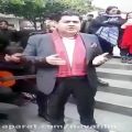 عکس همخوانی سالار عقیلی با چند نوازنده خیابانی در تهران