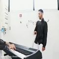 عکس حرکات موزون بدن هماهنگ با موزیک پیانو