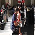 عکس نوازنده حرفه ای پیانو در مترو