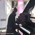 عکس توماس کروگر در نمایشگاه الات موسیقی آهنگ (کسی که دوست داشتی)
