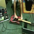 عکس نواختن حرفه ای گیتار الکتریک با پا