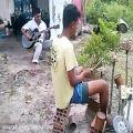 عکس استعداد فوق العاده بچه های فقیر روستایی در موسیقی
