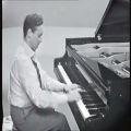 عکس گرم کردن انگشتان،برترین پیانیست جهان قبل از اجرا