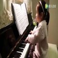 عکس پیانو زدن دختر بچه