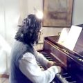 عکس كیاوش صاحب نسق- بداهه نوازى پیانو به بهانه عكاسى در خانه!