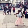 عکس نمایش خیابانی توسط دختر نوازنده دوست داشتنی
