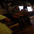 عکس گیتار زدن و آواز خواندن جوان ایرانی در استانبول