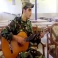 عکس اجرای زیبای سربازی هنرمند و خوش صدا همراه با گیتار