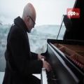 عکس دانلود ویدئوی زیبا نوازیدن پیانو در هوای سرد قطب