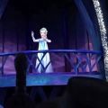 عکس آهنگ خوندن السا در Disney land