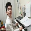 عکس نوازندگی ترانه ی الهه ناز توسط دانش آموز در قرنطینه خانگی