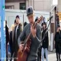 عکس اجرای موسیقی فیلم ماموریت غیرممکن با گیتار توسط هنرمند خیابانی