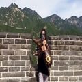 عکس نوازندگی محسن شریفیان در کنار دیوار چین
