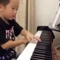عکس اجرای پیانو توسط کودکان