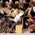عکس شاهکار یه بچه خردسال در نواختن موسیقی . SepehrKlip رو دنبال کنید.