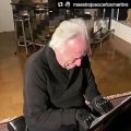 عکس پیانونوازی استاد ۸۰ ساله پس از ۲۰ سال ناتوانی
