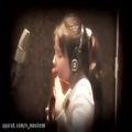 عکس موسیقی زیبا با نواختن فلوت پن توسط دختر بچه بانمک