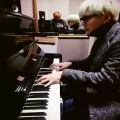 عکس بی تی اس یونگی که پیانو میزنه یا جیمینی که ازش فیلم میگیره ؟ :))))))))))))))