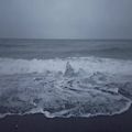 عکس پیاده‌روی در باران و اقیانوس اطلس در ساحل الماس, ایسلند (صدای خواب)