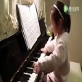 عکس پیانو زدن بچه ۴ ساله ژاپنی