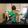 عکس نواختن گیتار الکتریک توسط کودک 10 ساله-2 (نیما کاویانی)
