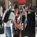 عکس نوازنده حرفه ای پیانو در مترو