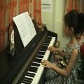 عکس آهنگ گل گلدون با پیانو توسط هلیا لشگری 8 ساله