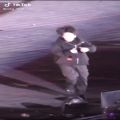 عکس وقتی جونگ‌کوک و جین وسط کنسرت تفنگ بازیشون میگیره