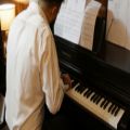 عکس اجرای پیانو آهنگ اگه یه روز تنظیم ایمان همایونی به همراه نُت پیانو