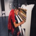 عکس اجرای پیانویی آهنگ معروف این روزها DANCE MONKEY