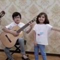 عکس گیتار زنی و خوانندگی دو کودک