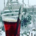 عکس نوشیدن چای در یک روز زمستانی مقابل ایا صوفیه