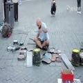 عکس موسیقی خلاق خیابانی با سطل و دبه