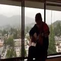 عکس اجرای ترانه زیبای مهتاب - ویگن با گیتار در روز مه آلود