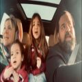 عکس همخوانی رضا صادقی با همسر و فرزندانش در ماشین