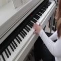عکس آهنگ امیلی با پیانو