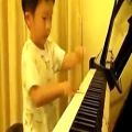 عکس پیانو زدن از کودک چینی