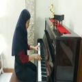 عکس نواختن پیانو دانش آموز ریحانه بخشایشی دبیرستان ایثار
