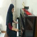 عکس نواختن پیانو دانش آموز ریحانه بخشایشی دبیرستان ایثار