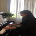 عکس اجرای خانم یاسمن کوهی از اساتید پیانو کودک در آموزشگاه پدال