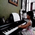 عکس پیانو زدن دختر کوچک