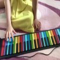 عکس آموزش پیانو کودک با پیانو رولی رنگی