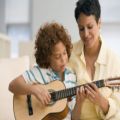 عکس آموزش گیتار|آموزش گیتار به کودکان|آموزش موسیقی(تفاوت گیتار آکوستیک و کلاسیک )